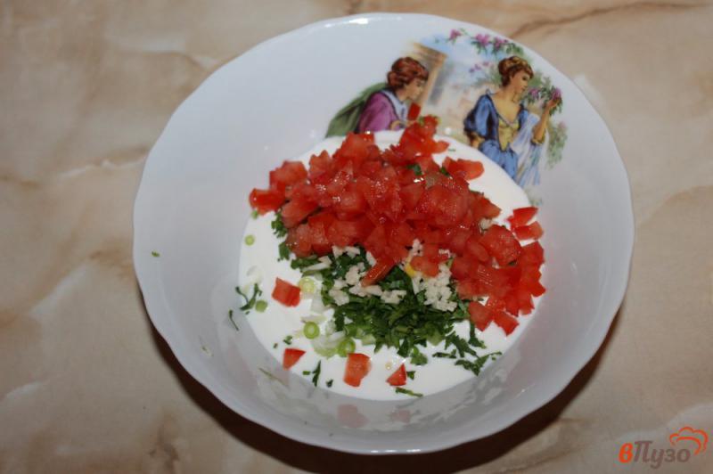 Фото приготовление рецепта: Сметанный дип с томатами шаг №4