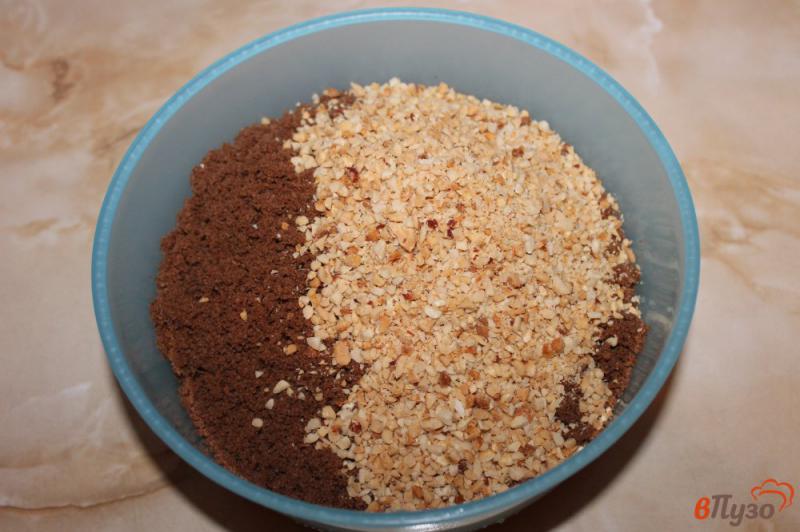 Фото приготовление рецепта: Бисквитное пирожное в ореховой крошке шаг №3