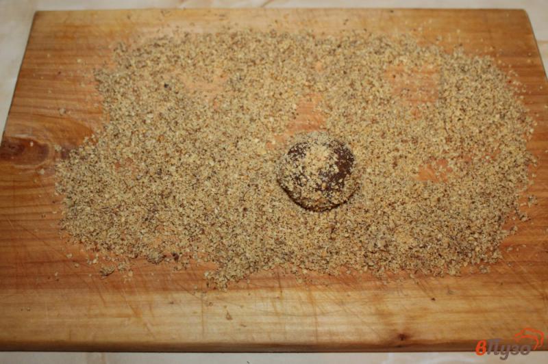 Фото приготовление рецепта: Бисквитное пирожное в ореховой крошке шаг №7
