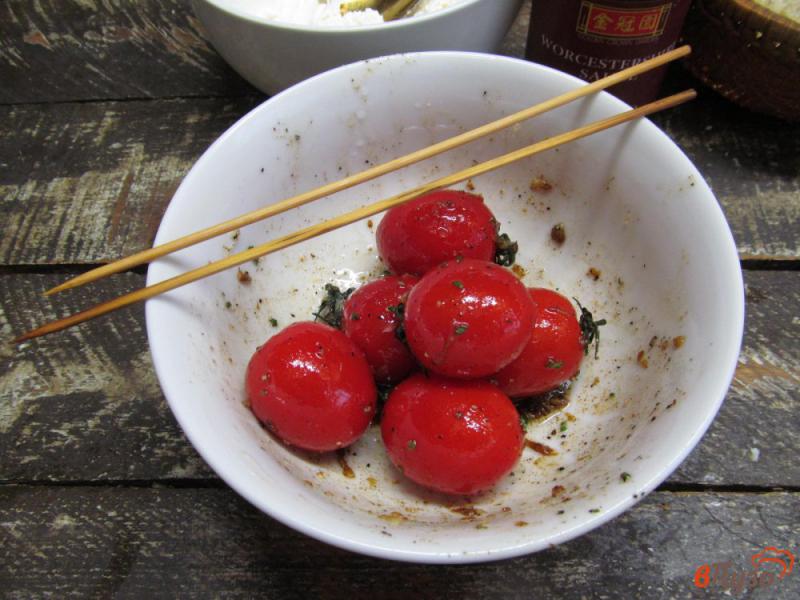 Фото приготовление рецепта: Сырные тосты с шашлыками из томатов шаг №2