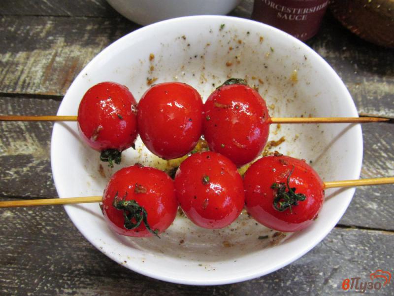 Фото приготовление рецепта: Сырные тосты с шашлыками из томатов шаг №3