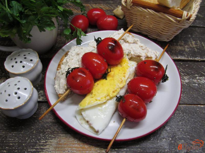 Фото приготовление рецепта: Сырные тосты с шашлыками из томатов шаг №9