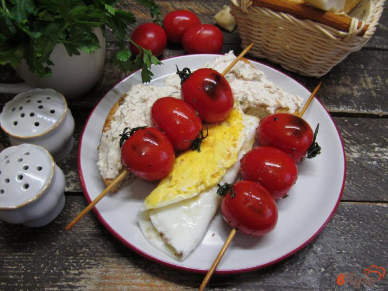 Фото приготовление рецепта: Сырные тосты с шашлыками из томатов шаг №8