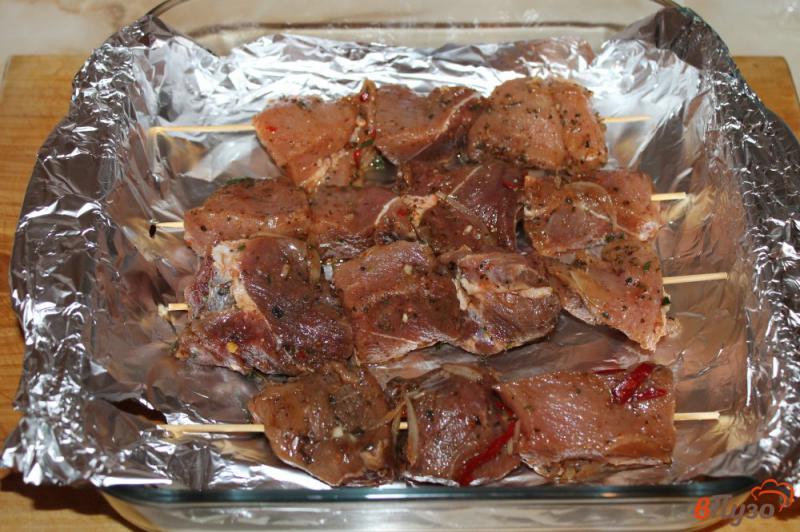 Фото приготовление рецепта: Шашлычки из свинины в духовке шаг №6