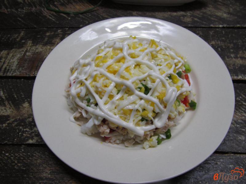 Фото приготовление рецепта: Салат из риса с индейкой и сыром шаг №6