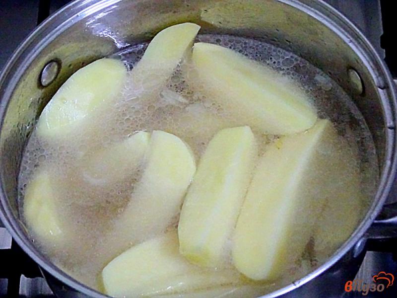 Фото приготовление рецепта: Суп пюре из картофеля и чеснока шаг №4