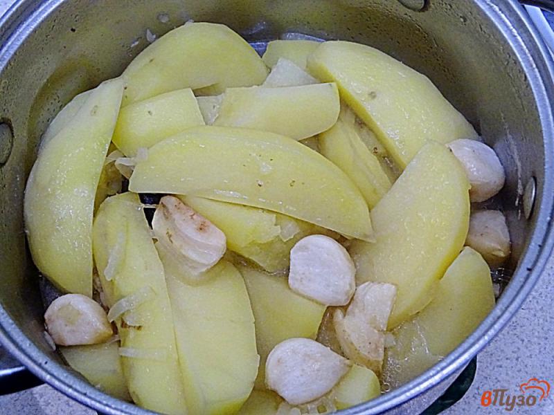 Фото приготовление рецепта: Суп пюре из картофеля и чеснока шаг №6