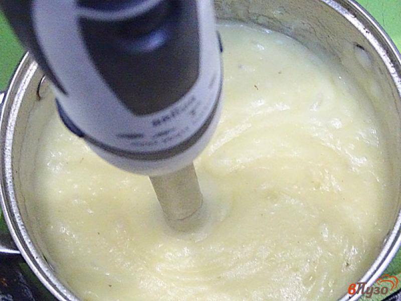 Фото приготовление рецепта: Суп пюре из картофеля и чеснока шаг №7