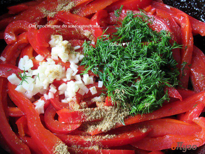 Фото приготовление рецепта: Теплый салат из жареного перца шаг №2