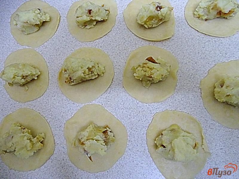 Фото приготовление рецепта: Вареники с квашеной капустой и с картофелем. шаг №9