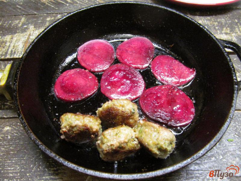 Фото приготовление рецепта: Теплый салат из фрикаделек с жареной редькой и свеклой шаг №3