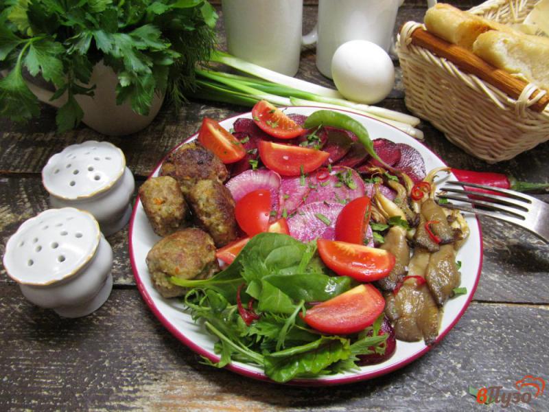 Фото приготовление рецепта: Теплый салат из фрикаделек с жареной редькой и свеклой шаг №7