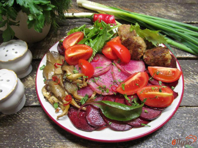 Фото приготовление рецепта: Теплый салат из фрикаделек с жареной редькой и свеклой шаг №6