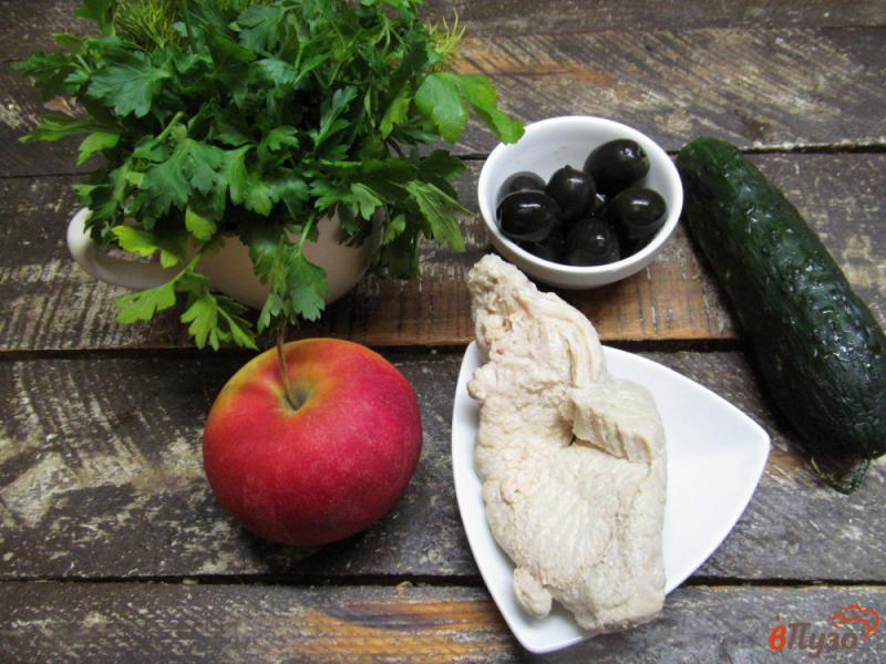 Фото приготовление рецепта: Салат из индейки с яблоком и оливками шаг №1