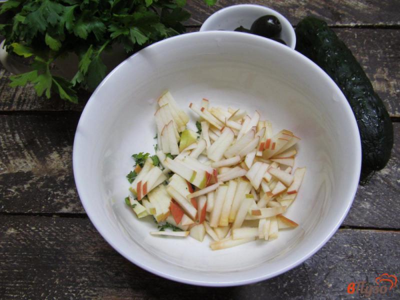 Фото приготовление рецепта: Салат из индейки с яблоком и оливками шаг №2