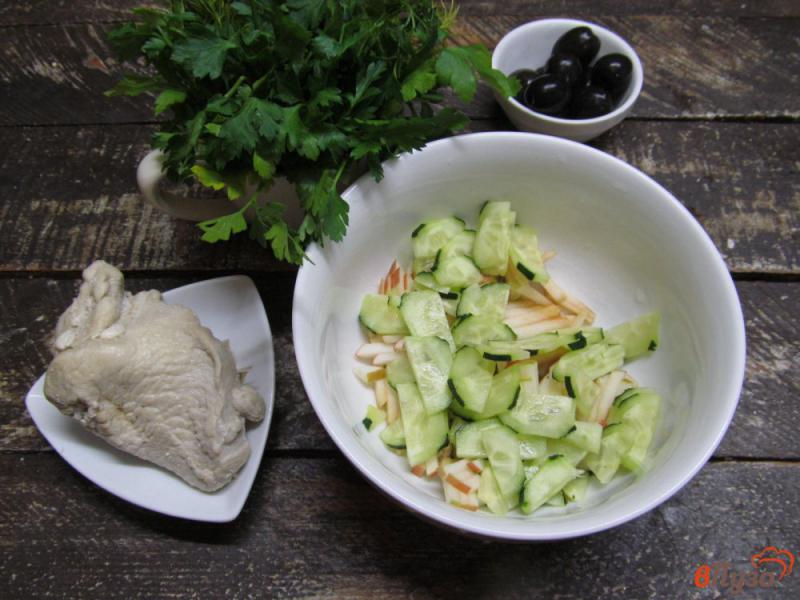 Фото приготовление рецепта: Салат из индейки с яблоком и оливками шаг №3