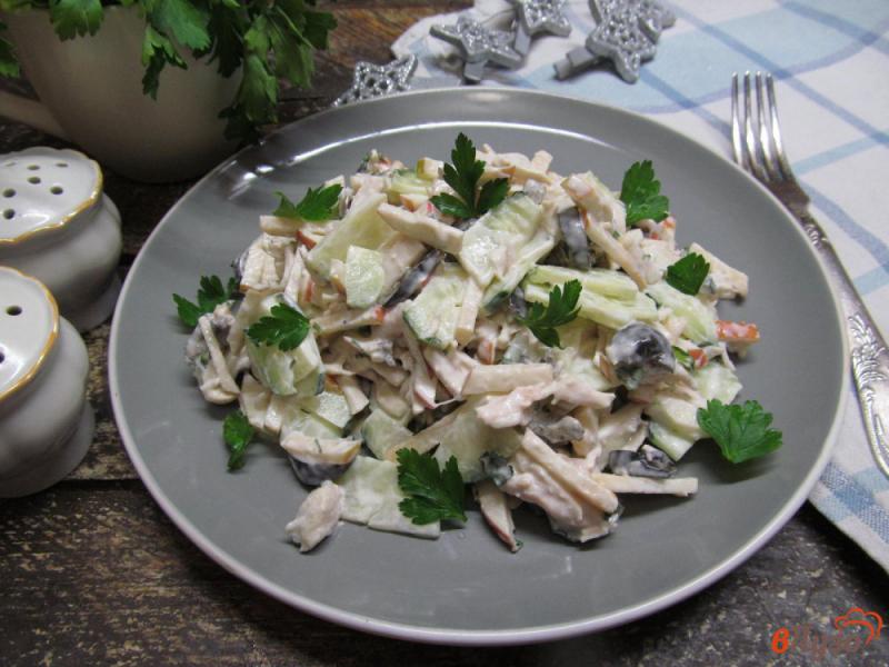Фото приготовление рецепта: Салат из индейки с яблоком и оливками шаг №7