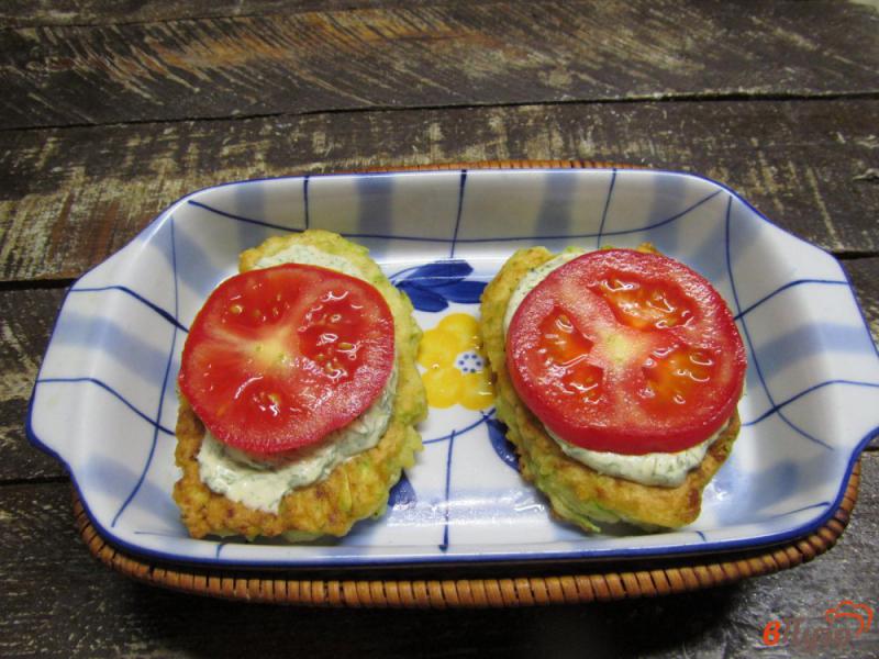 Фото приготовление рецепта: Кабачковые оладьи запеченные с помидором и сыром шаг №7