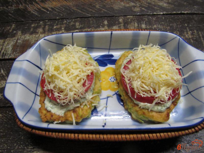 Фото приготовление рецепта: Кабачковые оладьи запеченные с помидором и сыром шаг №8