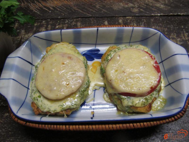 Фото приготовление рецепта: Кабачковые оладьи запеченные с помидором и сыром шаг №9