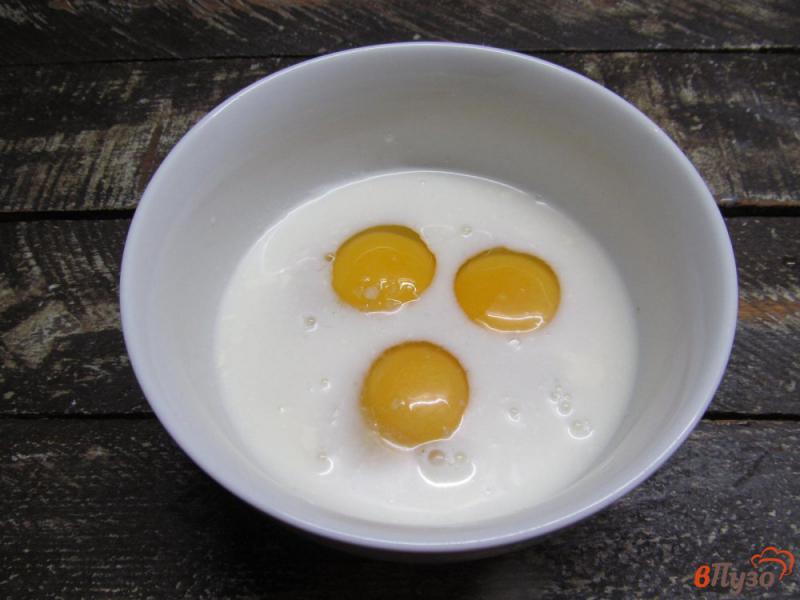 Фото приготовление рецепта: Яичные блины с фаршем и помидором шаг №2