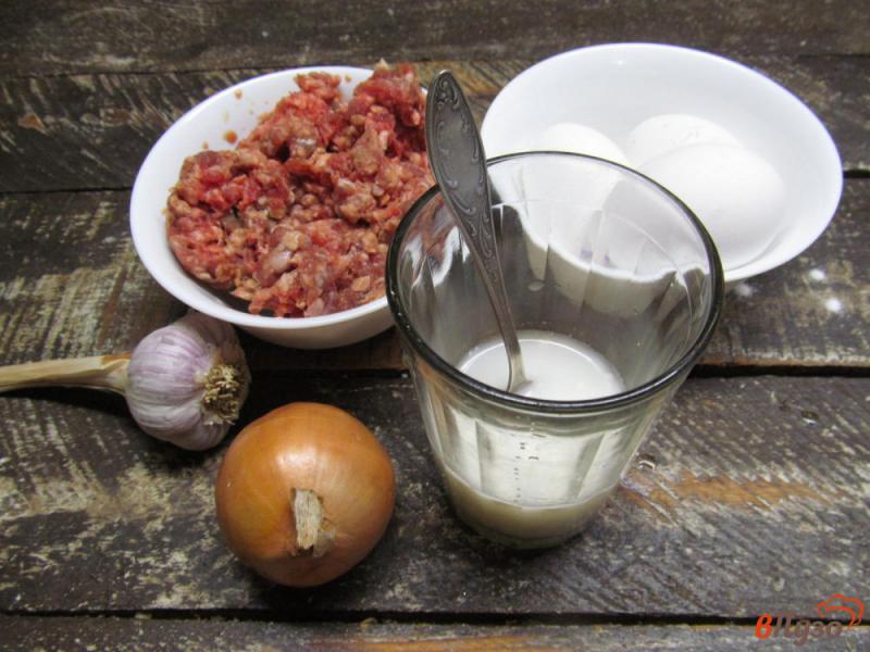 Фото приготовление рецепта: Яичные блины с фаршем и помидором шаг №1