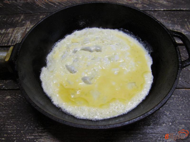 Фото приготовление рецепта: Яичные блины с фаршем и помидором шаг №3