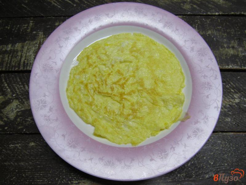 Фото приготовление рецепта: Яичные блины с фаршем и помидором шаг №5