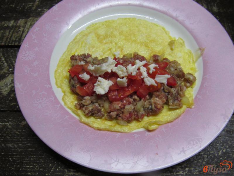 Фото приготовление рецепта: Яичные блины с фаршем и помидором шаг №8