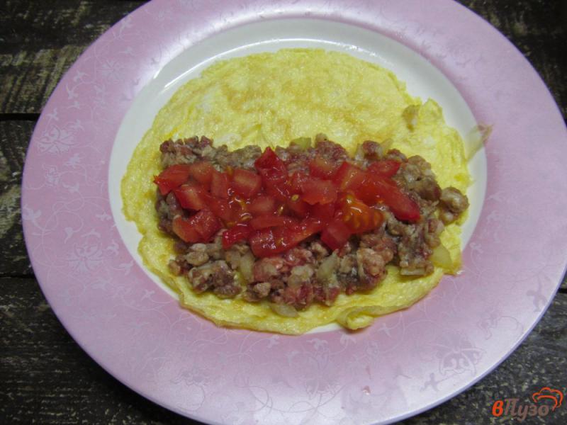 Фото приготовление рецепта: Яичные блины с фаршем и помидором шаг №7
