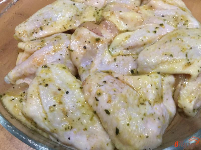 Фото приготовление рецепта: Картофель с куриными крылышками, запеченные в духовке шаг №5