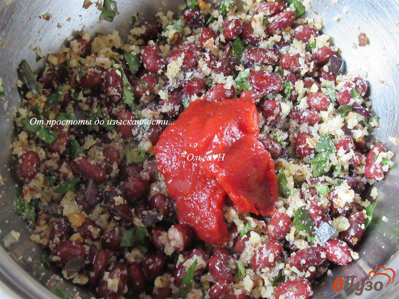 Фото приготовление рецепта: Салат из фасоли с грецкими орехами и базиликом шаг №2