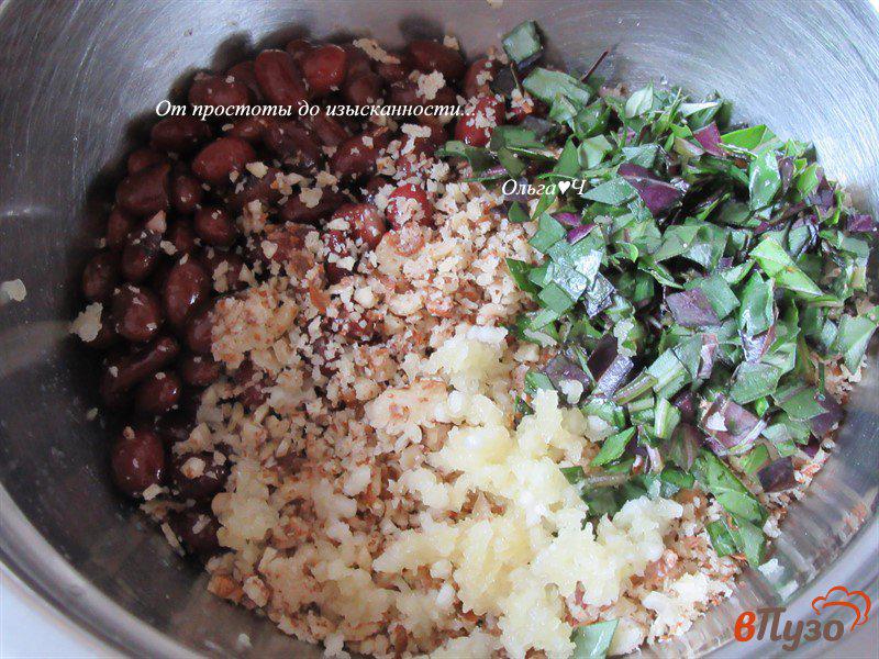 Фото приготовление рецепта: Салат из фасоли с грецкими орехами и базиликом шаг №1