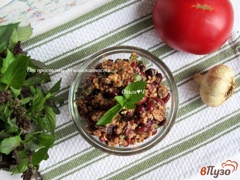 Фото приготовление рецепта: Салат из фасоли с грецкими орехами и базиликом шаг №4