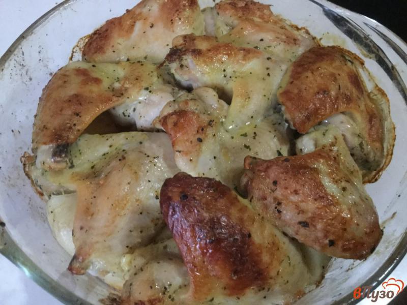 Фото приготовление рецепта: Картофель с куриными крылышками, запеченные в духовке шаг №6