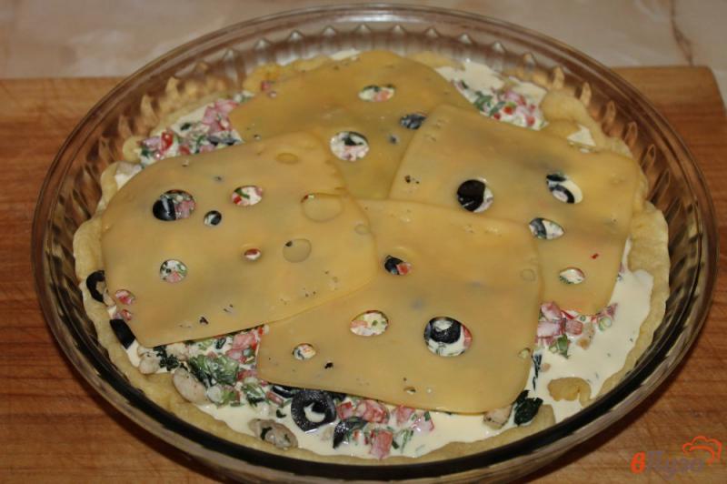 Фото приготовление рецепта: Киш Лорен с курицей, шпинатом и фетой шаг №8