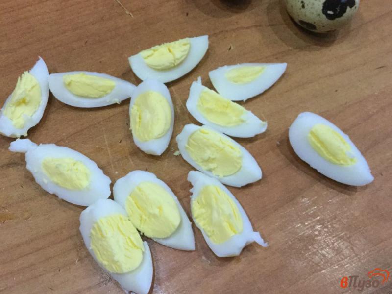 Фото приготовление рецепта: Овощной салат с перепелиными яйцами и пармезаном шаг №1