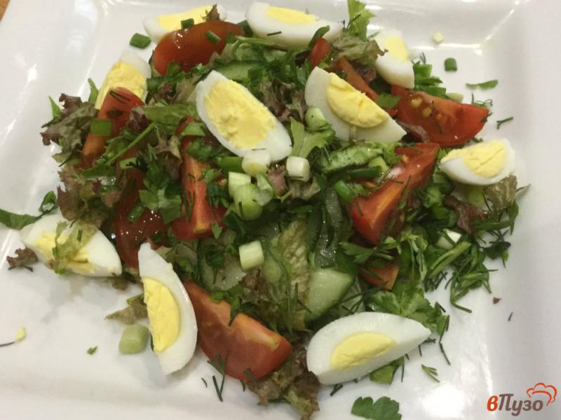 Фото приготовление рецепта: Овощной салат с перепелиными яйцами и пармезаном шаг №6