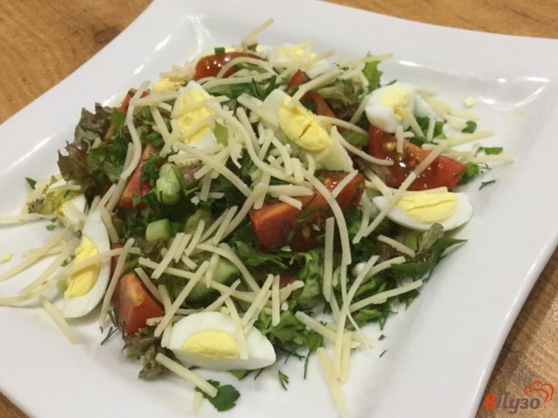Фото приготовление рецепта: Овощной салат с перепелиными яйцами и пармезаном шаг №7