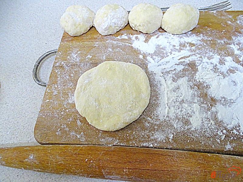 Фото приготовление рецепта: Лепёшки на кефире, на сковороде шаг №4