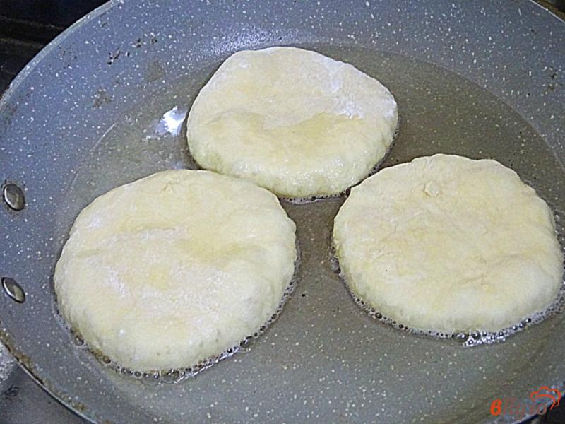 Фото приготовление рецепта: Лепёшки на кефире, на сковороде шаг №5