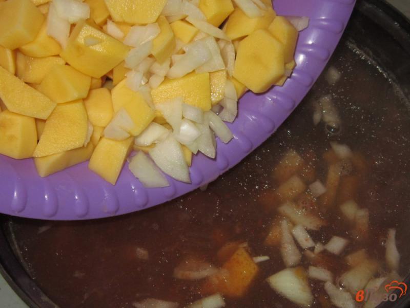 Фото приготовление рецепта: Рыбный суп из головы толстолобика с помидорами шаг №5