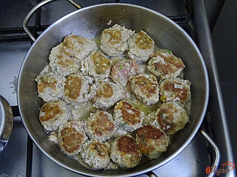 Фото приготовление рецепта: Фрикадельки с укропом в соусе шаг №6