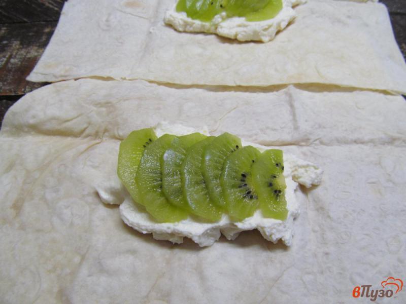 Фото приготовление рецепта: Пирожки из лаваша с творогом и киви шаг №4