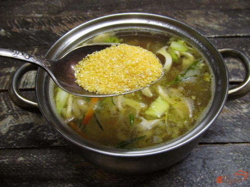 Фото приготовление рецепта: Суп с кукурузной крупой и вешенками шаг №5