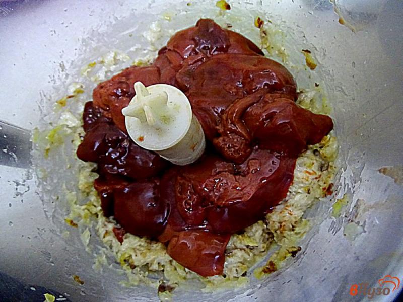 Фото приготовление рецепта: Печёночные колбаски с фаршем и рисом шаг №5