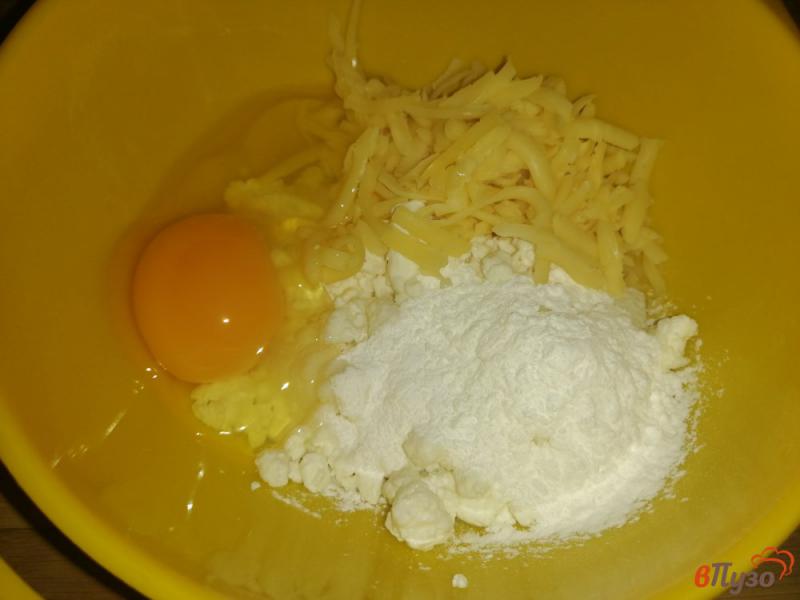 Фото приготовление рецепта: Творожно-сырная лепешка с зеленью шаг №2