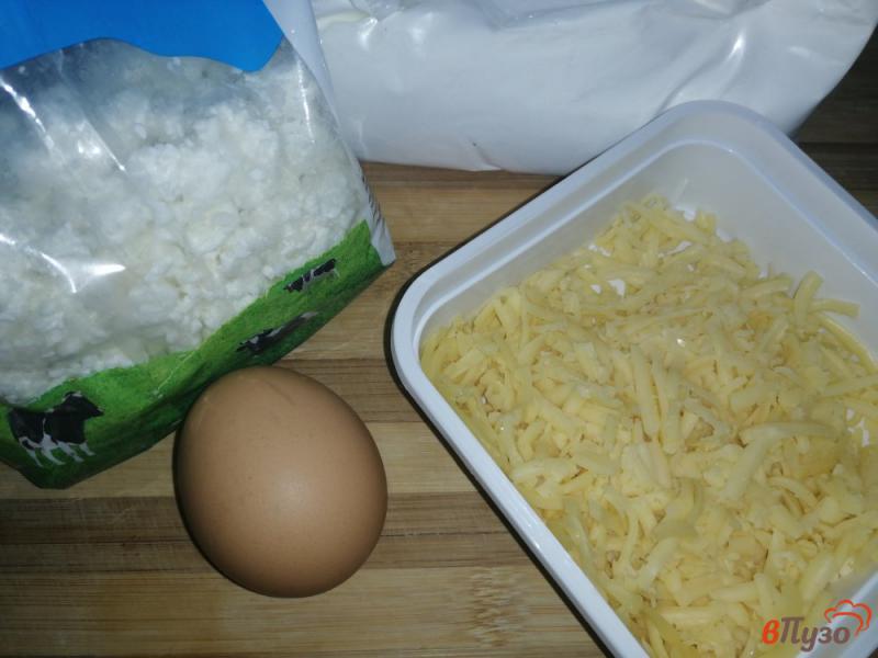 Фото приготовление рецепта: Творожно-сырная лепешка с зеленью шаг №1