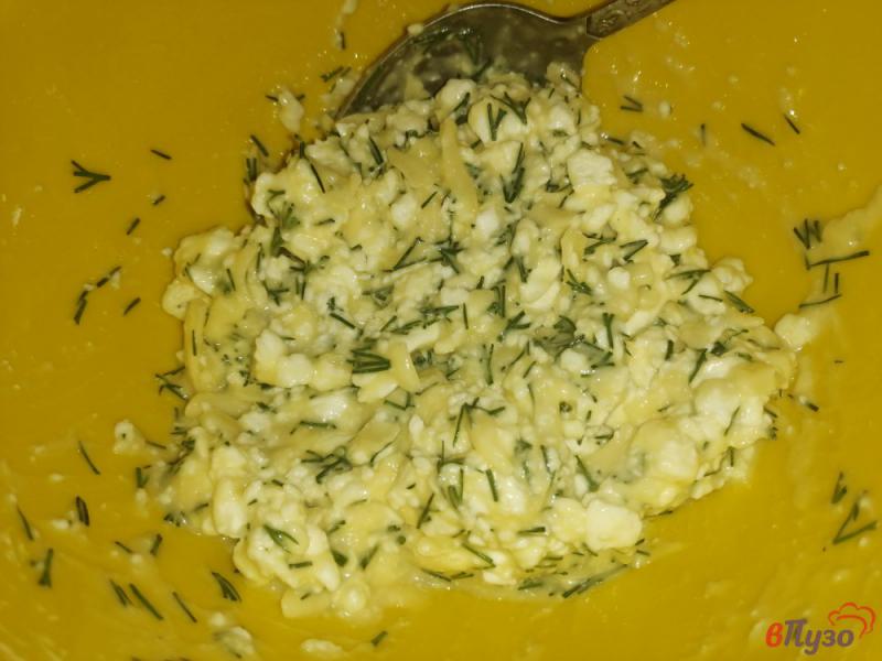 Фото приготовление рецепта: Творожно-сырная лепешка с зеленью шаг №4