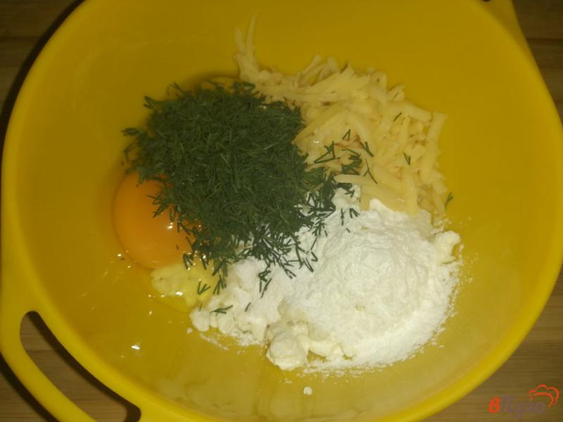 Фото приготовление рецепта: Творожно-сырная лепешка с зеленью шаг №3
